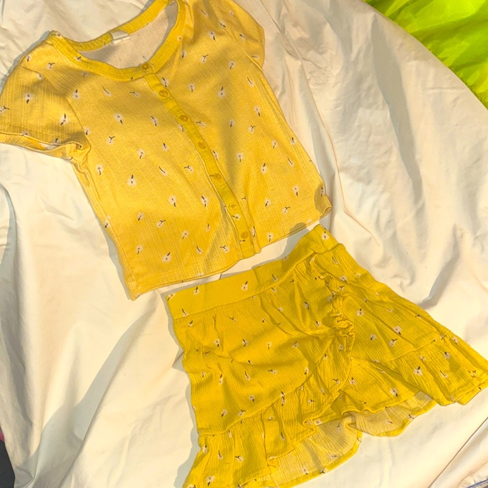 Evsie By Maurice’s, Girls size XS Cropped tee and Skirt set